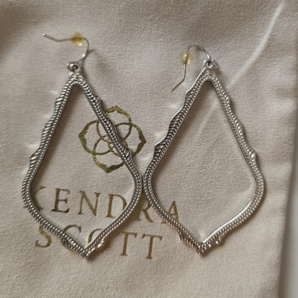 Kendra Scott Sophia earings in 4 metal colors: GOLD, ROSE GOLD,SILVER&GUNMETAL